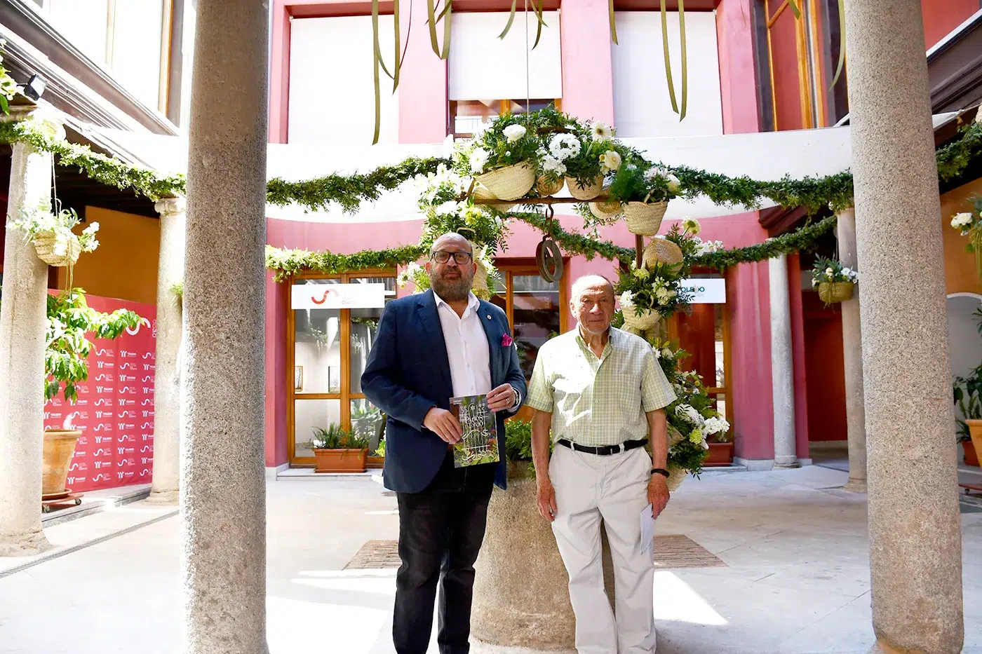 Tomas-Arribas-y-Andres-Leon-en-el-patio-de-San-Clemente