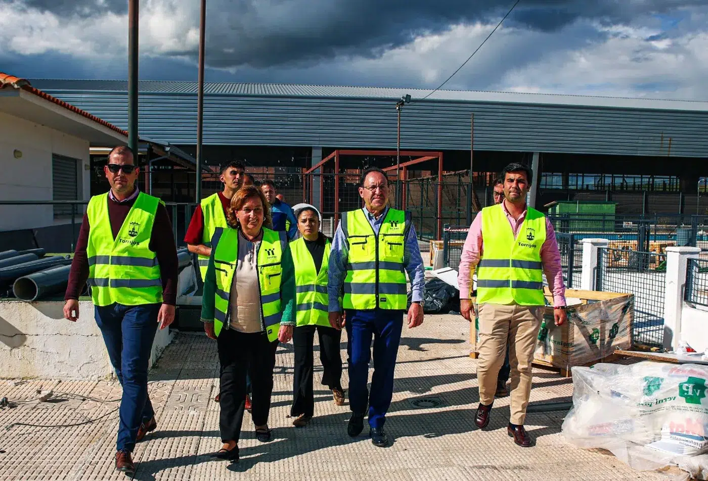 Visita institucional a las obras de renovación de la piscina municipal de verano de Torrijos (1)