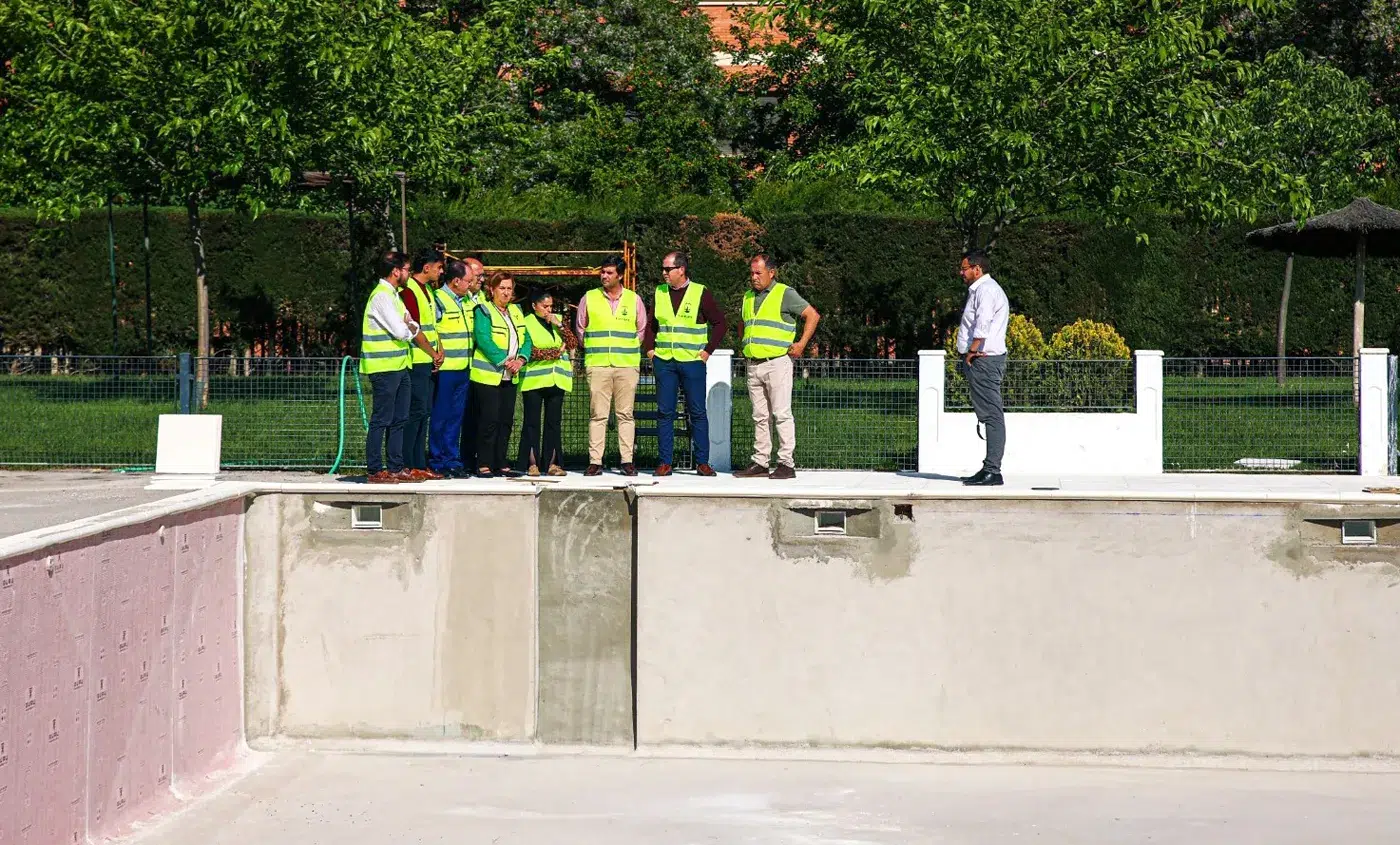 Visita institucional a las obras de renovación de la piscina municipal de verano de Torrijos (3) Visita institucional a las obras de renovación de la piscina municipal de verano de Torrijos (3)