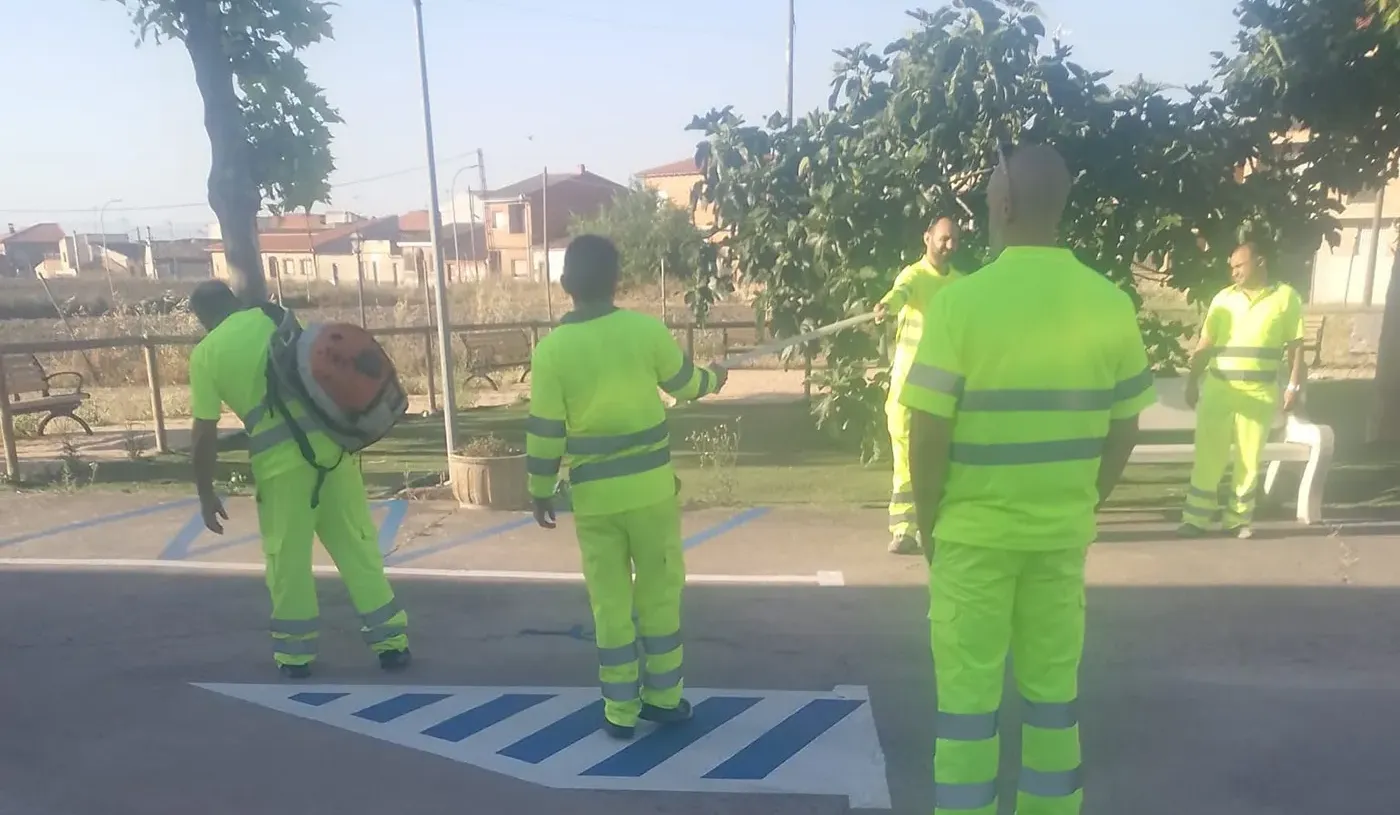 Trabajos de mantenimiento y pintura en infraestructuras municipales de Carmena