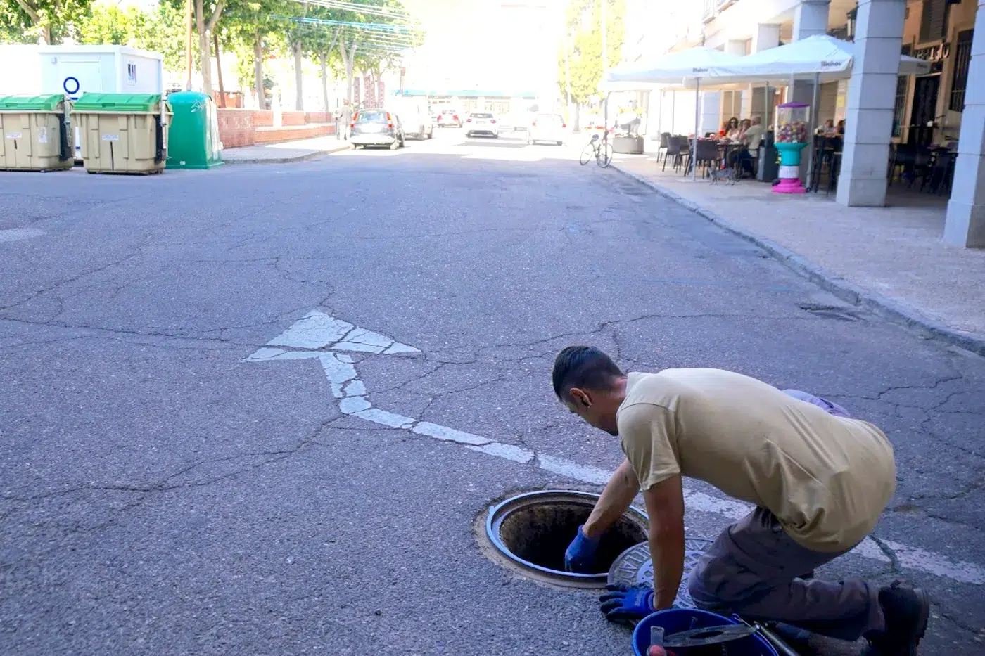 Operarios realizando el control de plagas en el alcantarillado de las calles de Torrijos. Operarios realizando el control de plagas en el alcantarillado de las calles de Torrijos.