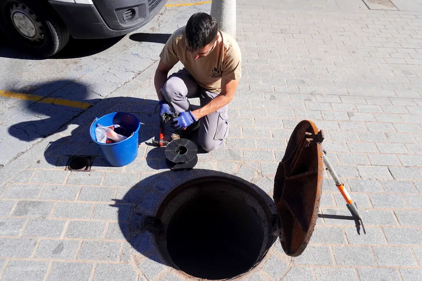 Operarios realizando el control de plagas en el alcantarillado de las calles de Torrijos.