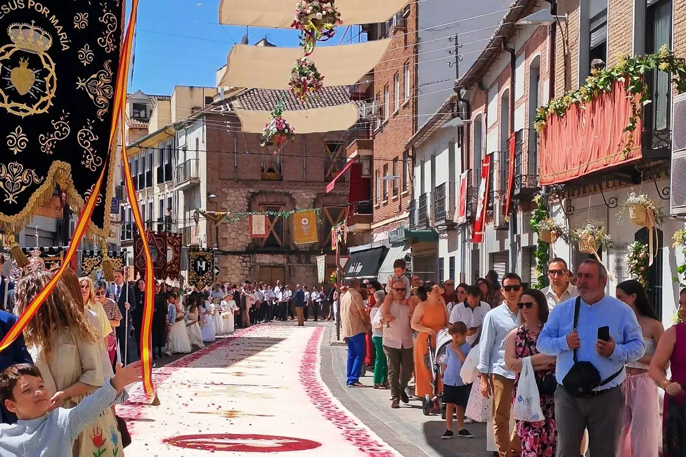 Procesión solemne del Corpus Christi en Torrijos recorriendo las calles del municipio decoradas con flores y altares