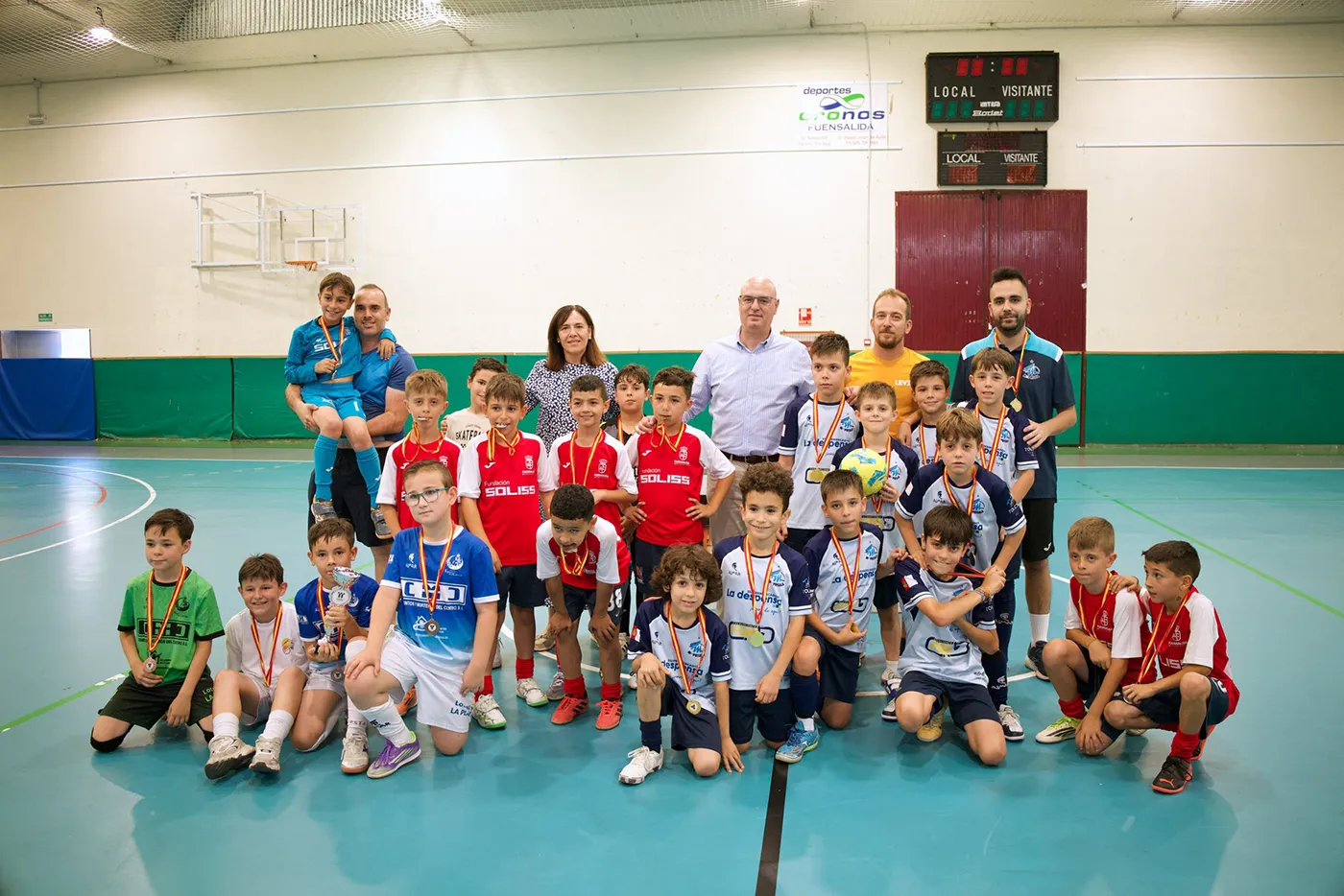Participantes en actividades de deporte en Fuensalida junto al alcalde José Jaime Alonso.