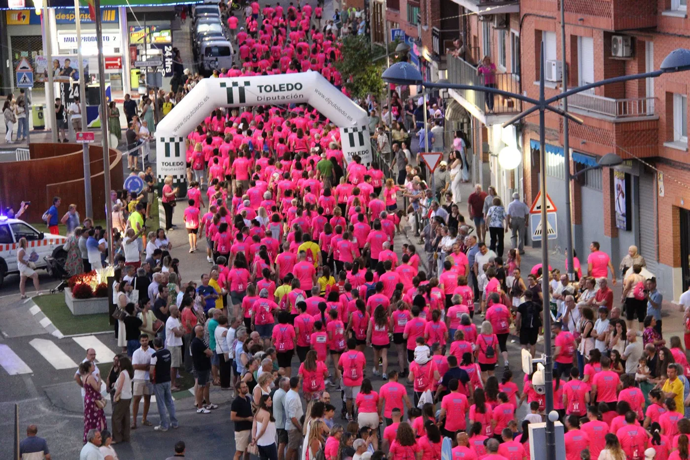Participantes de la X Carrera Nocturna Solidaria de Fuensalida durante la Marea Rosa