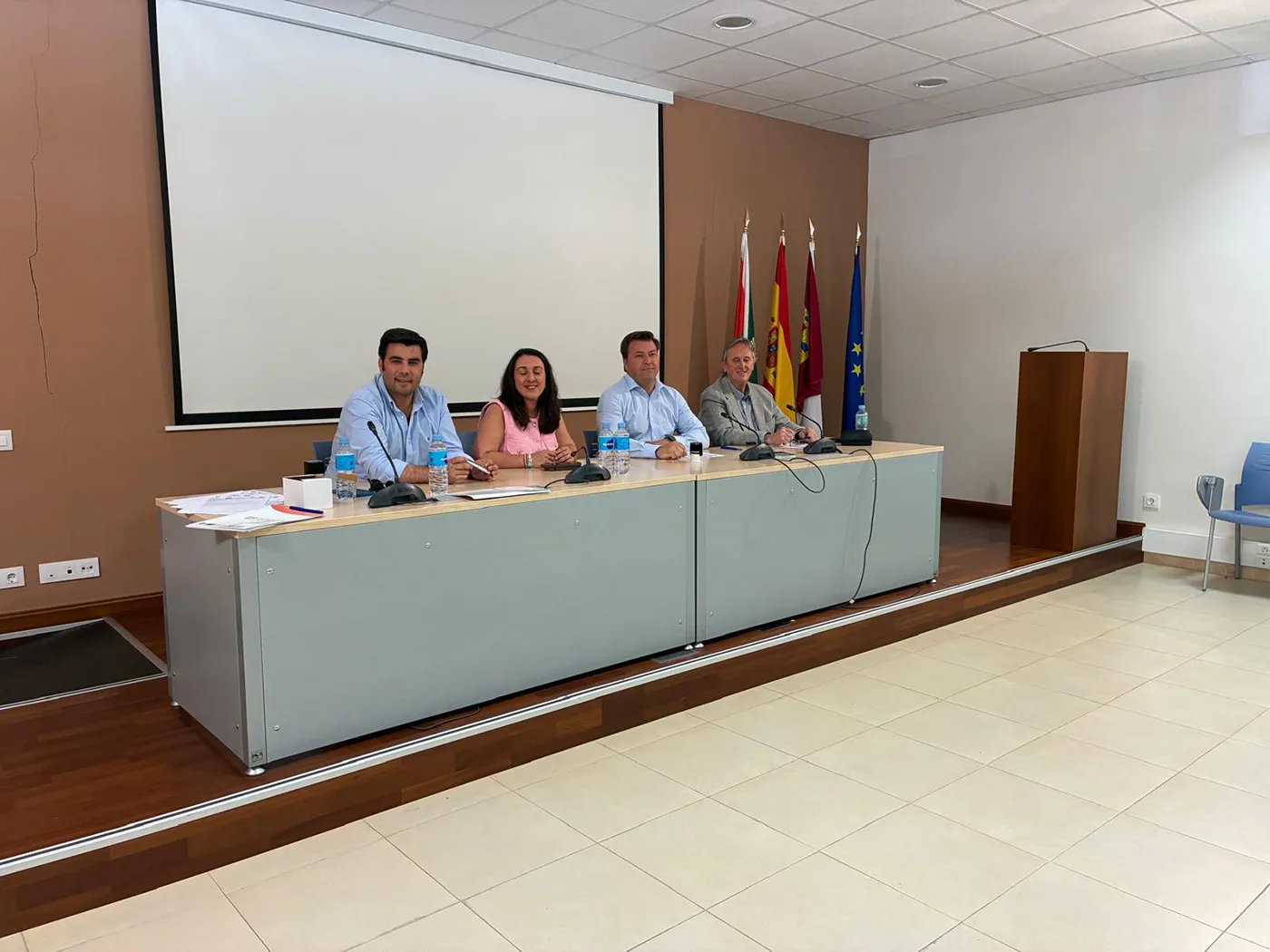 Firma del convenio para la adquisición de una furgoneta sostenible destinada a los servicios municipales de Santa Olalla
