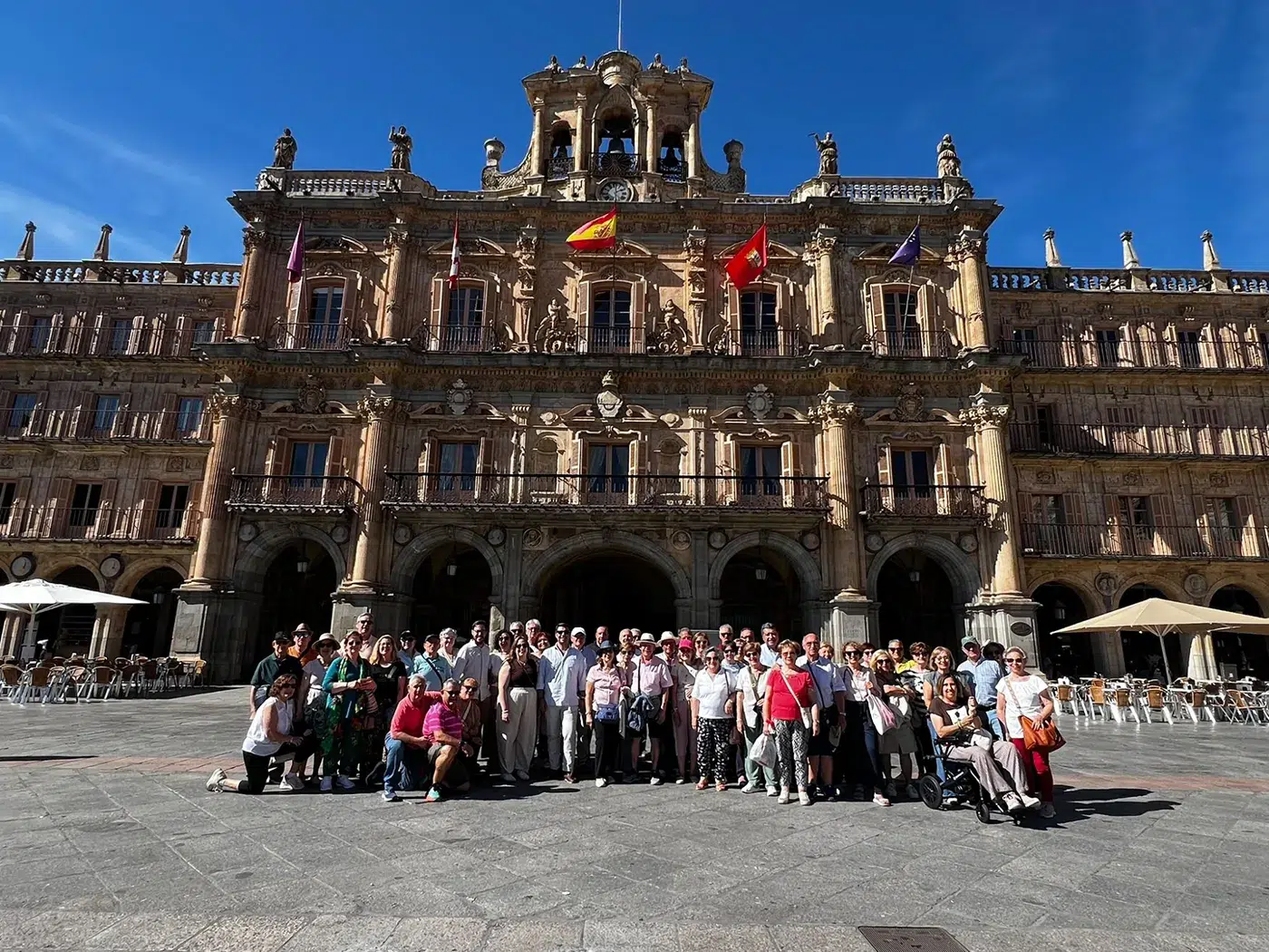 Usuarios del Centro de Día para Mayores El Casino de Torrijos durante su viaje cultural a Salamanca