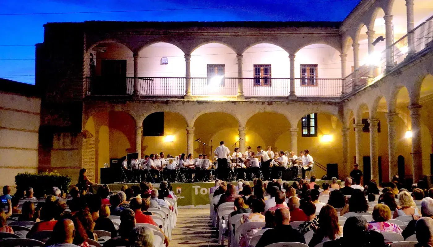 Actuación de la banda municipal durante el concierto Noche de Rock en Torrijos