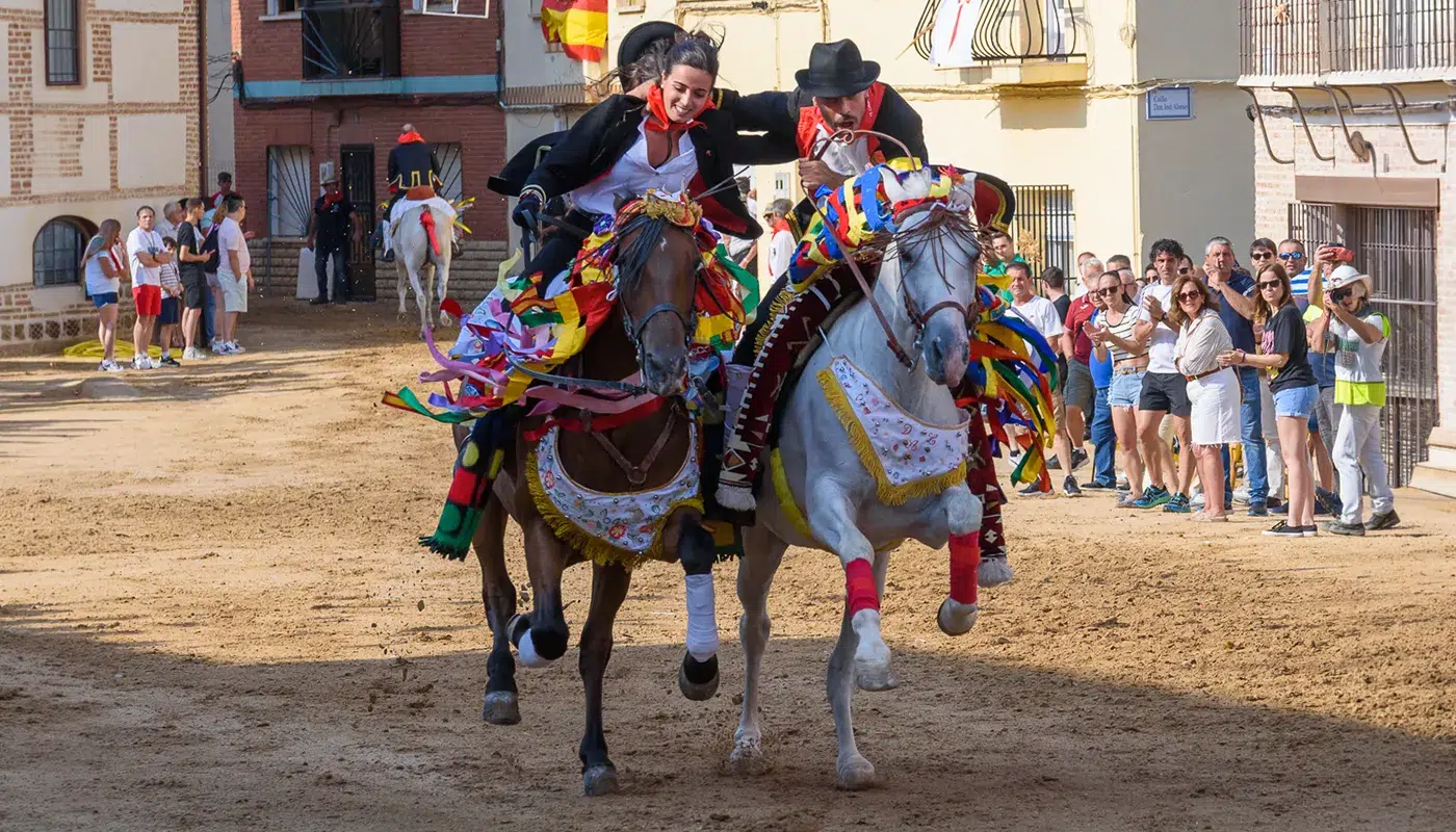 Celebración de las carreras de caballos enjaezados durante las tradicionales Fiestas de Santiago en El Carpio de Tajo
