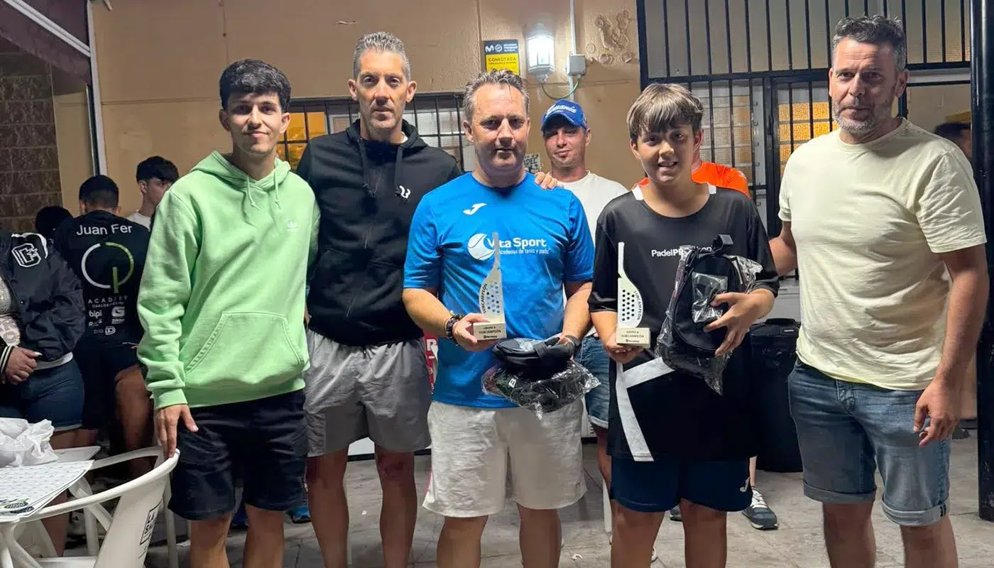 Entrega de premios y participantes del primer Torneo de Pádel de Barcience