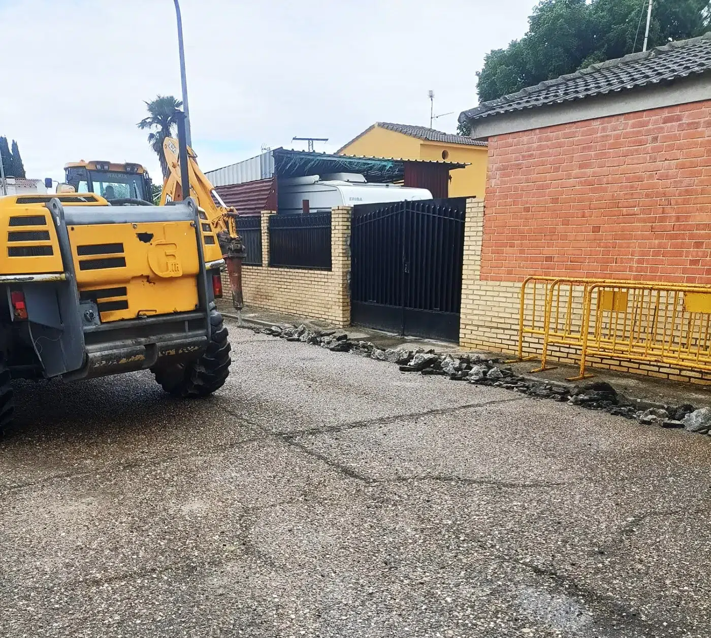 Obras de mejora en la calle Olmo de Otero tras la renovación de las infraestructuras y el acerado.