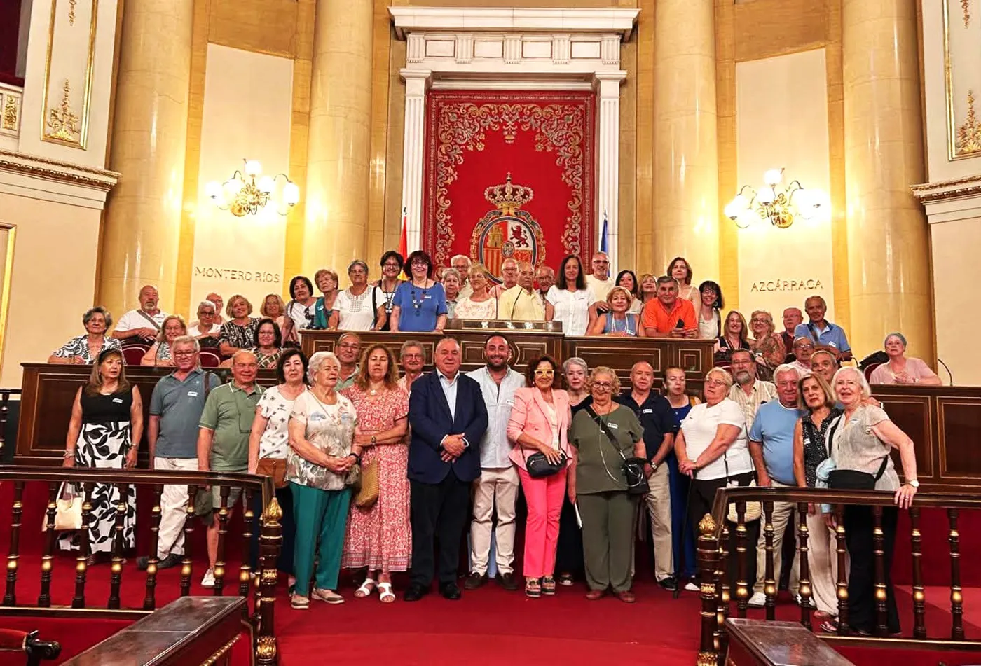 El alcalde de Pelahustán, Roberto García Laredo, junto a vecinos del municipio durante la visita institucional al Senado.