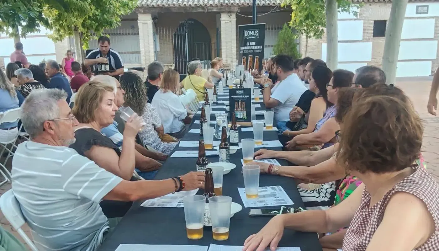Participantes en la cata de cervezas celebrada en la Plaza de la Iglesia de Albarreal de Tajo.