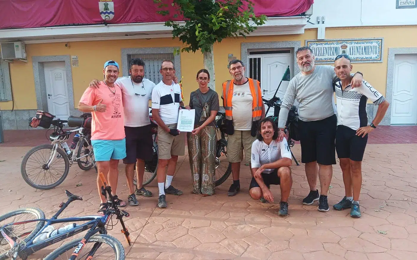 Participantes de la COP Bike Ride durante su parada en Albarreal de Tajo.