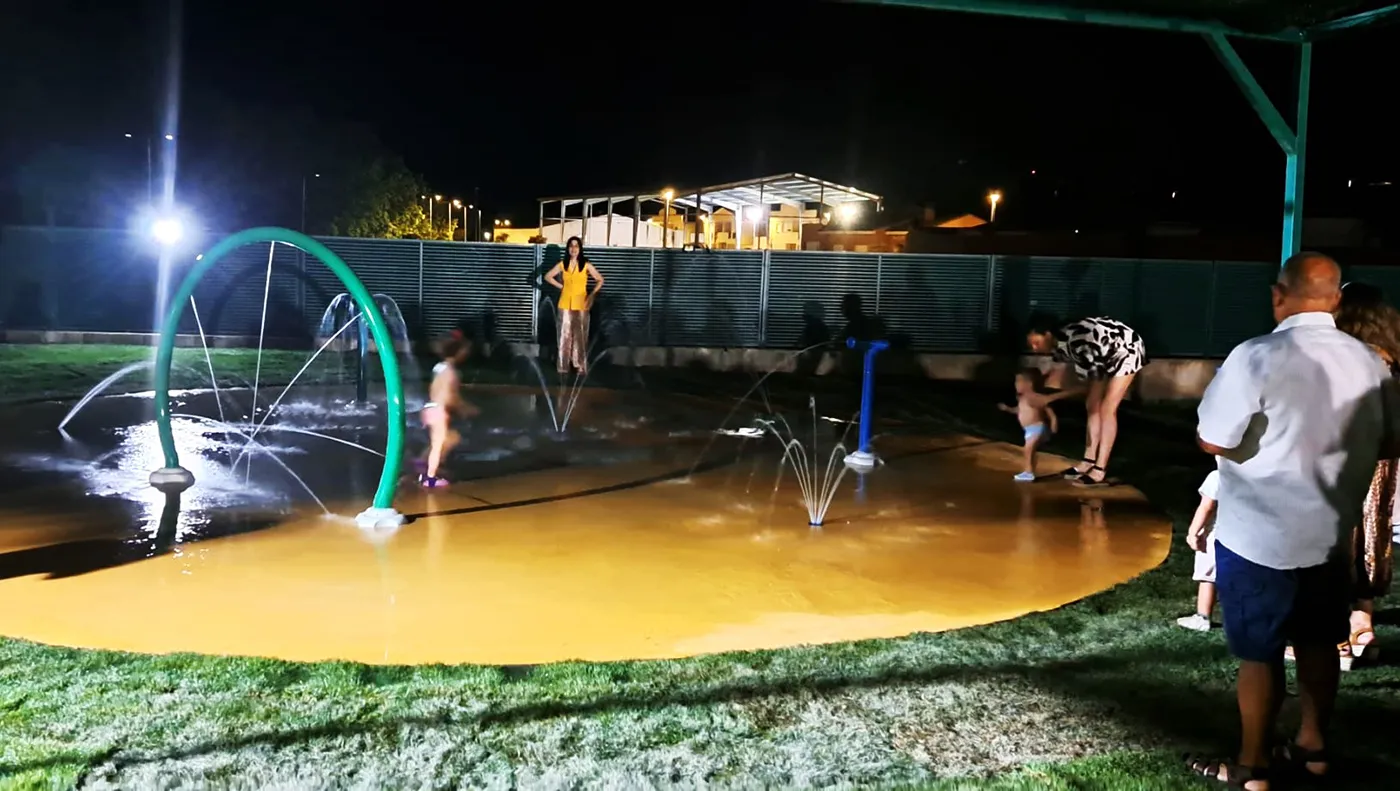 Inauguración del nuevo Splash Park de la piscina municipal de Albarreal del Tajo con numerosos vecinos y familias.