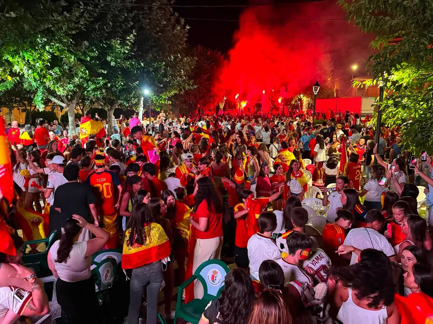 Centenares de vecinos celebran el segundo Mundial de España en el paseo de Camarena.