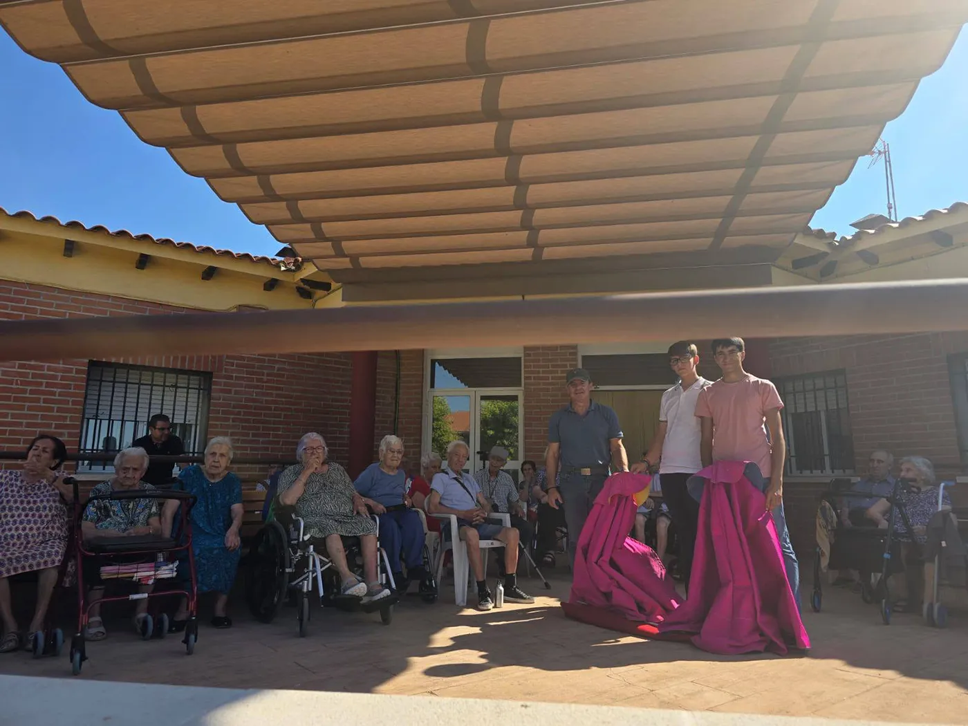 Mayores de la residencia de Carmena durante la jornada taurina organizada en el centro.