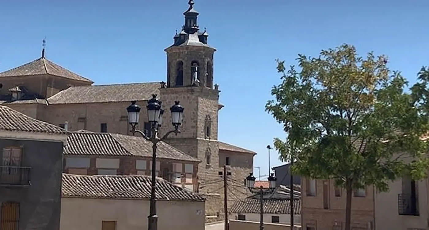 Anuncio del Ayuntamiento de Carmena sobre la convocatoria del proceso selectivo para personal de limpieza del colegio y la creación de una bolsa de trabajo.