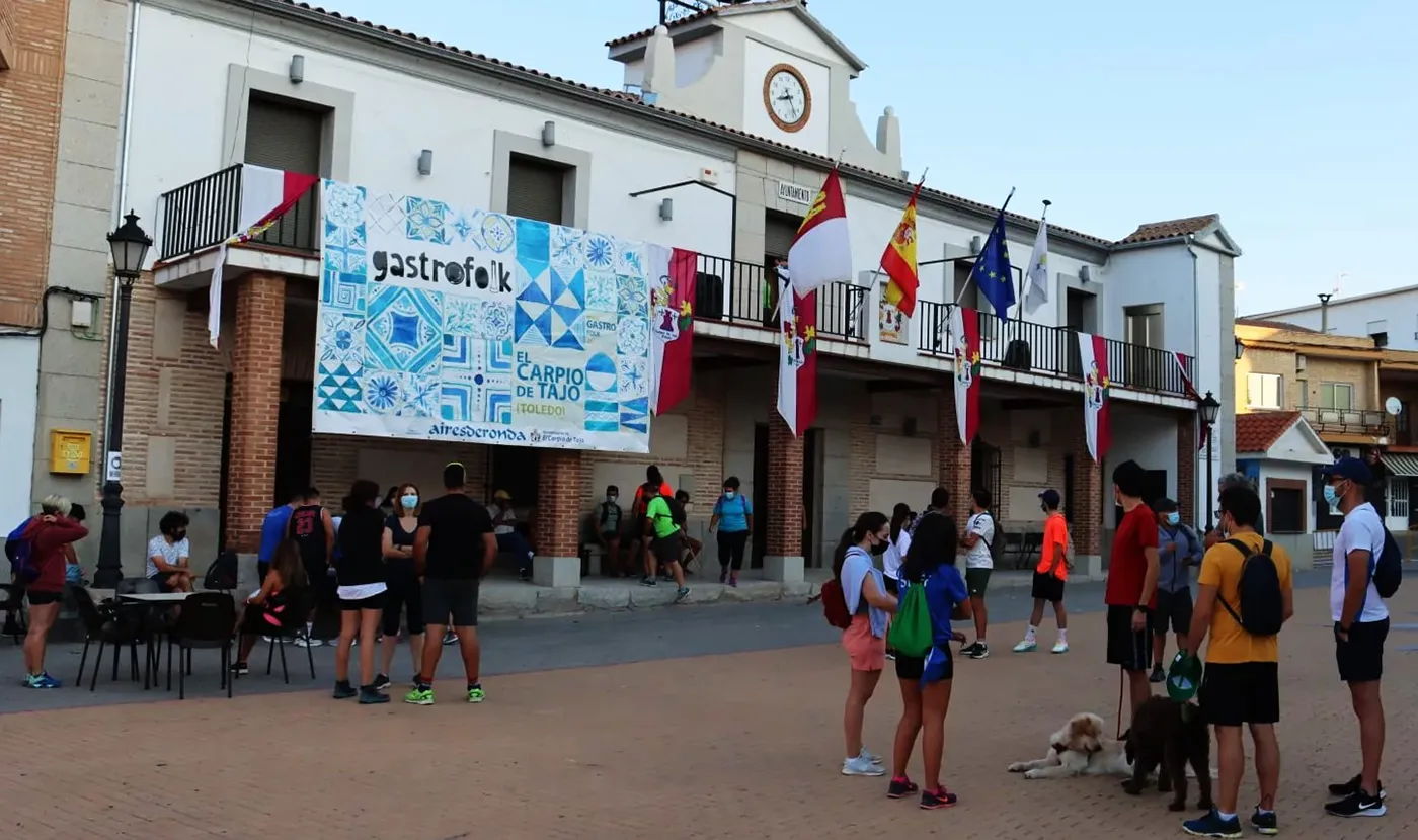 Cartel del Festival de Folclore y la Disco Móvil con DJ Juanlu en El Carpio de Tajo.