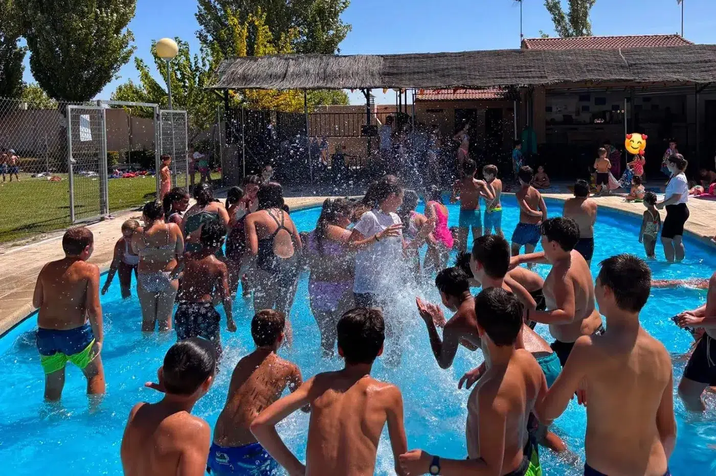 Niños y monitores del Campamento de Verano 2026 de El Casar de Escalona durante la fiesta de clausura y la visita de la Policía Local.
