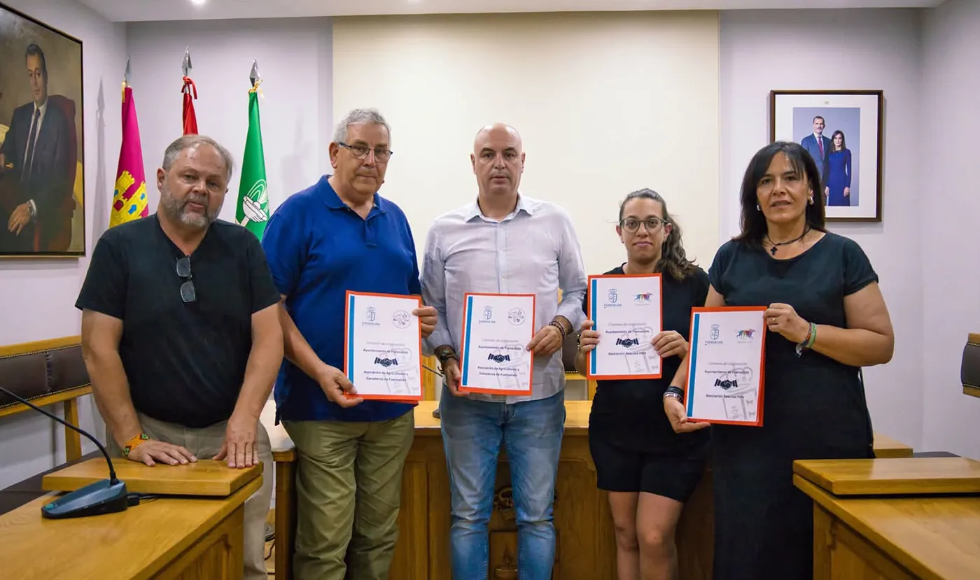 Firma de los convenios de colaboración del Ayuntamiento de Fuensalida con las asociaciones del municipio en 2026.