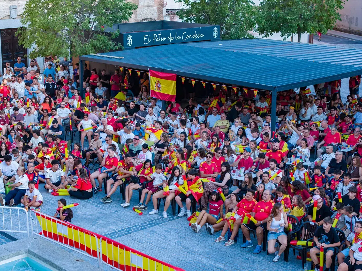 Aficionados celebrando el segundo Mundial de España en la Plaza del Conde de Fuensalida.