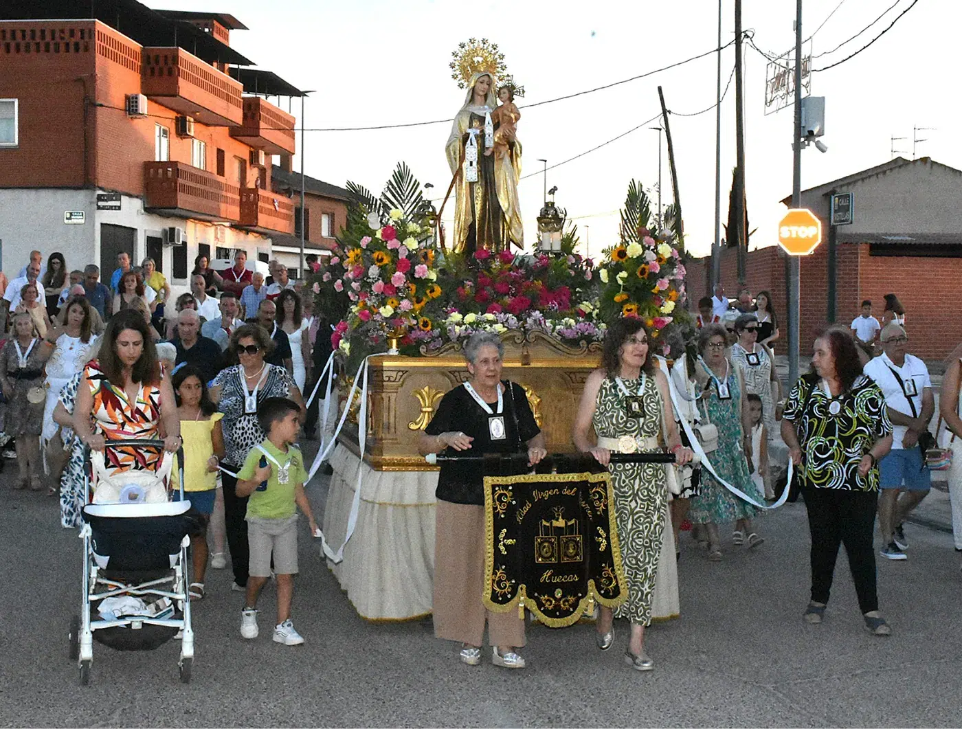 Vecinos participan en la celebración de la festividad de la Virgen del Carmen en Huecas.