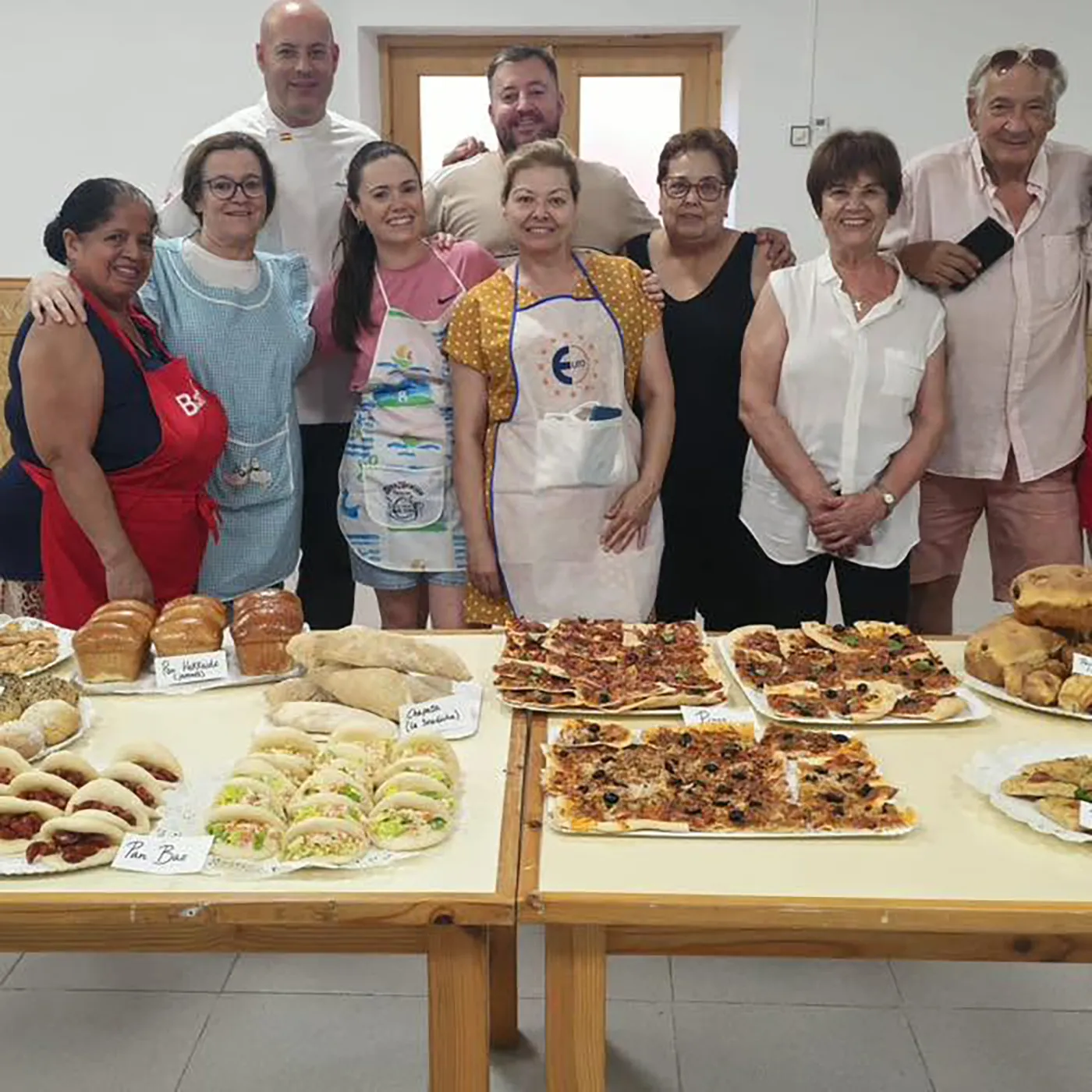 Participantes del Curso de Elaboración de Pan y cartel del Curso de Repostería Tradicional en La Mata.