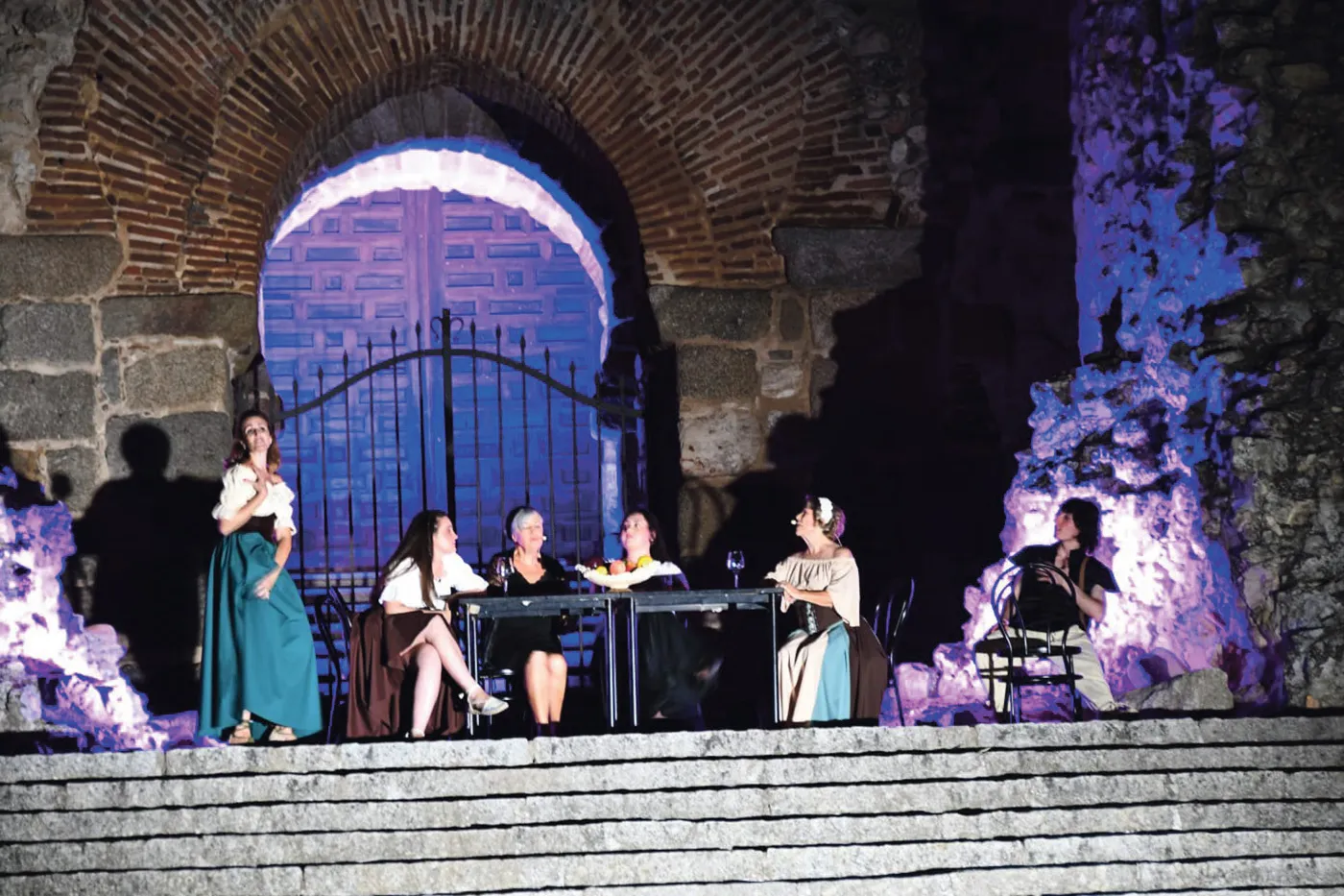 Representación de La Celestina en Maqueda celebrada en las escalinatas de la iglesia.