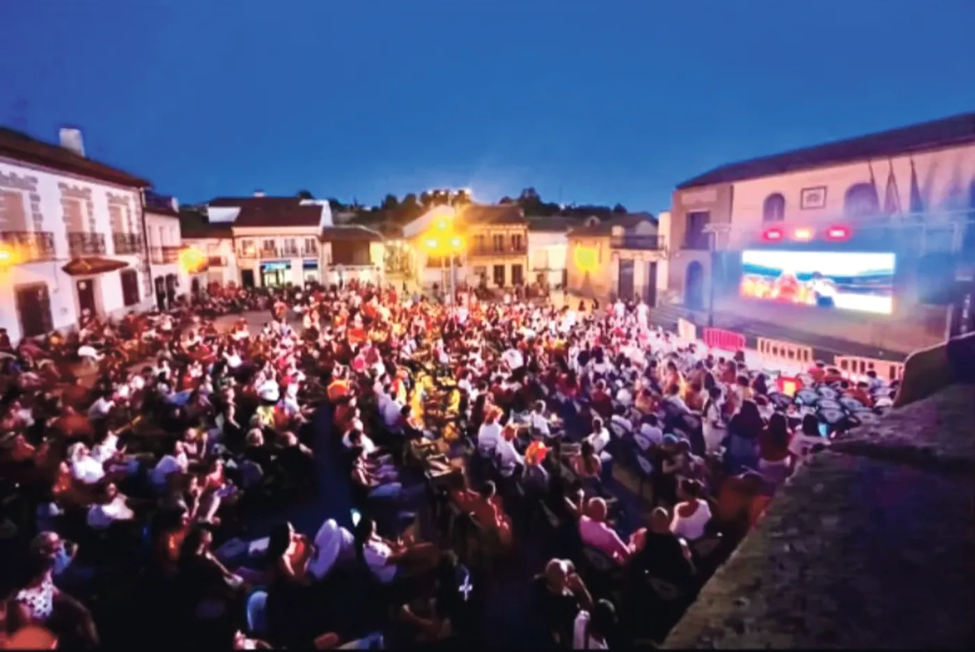 Vecinos de Méntrida celebrando la segunda Copa del Mundo conquistada por la Selección Española.
