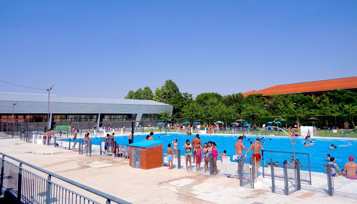 Piscina Municipal de Verano de Torrijos tras las obras de rehabilitación y mejora del vaso principal.