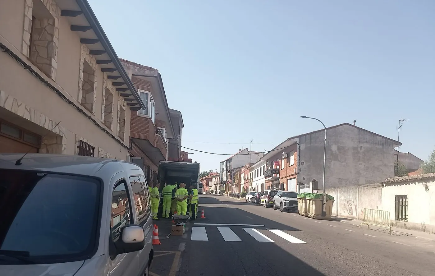 Trabajos de mejora del paso de peatones y acondicionamiento de caminos rurales en Portillo de Toledo.