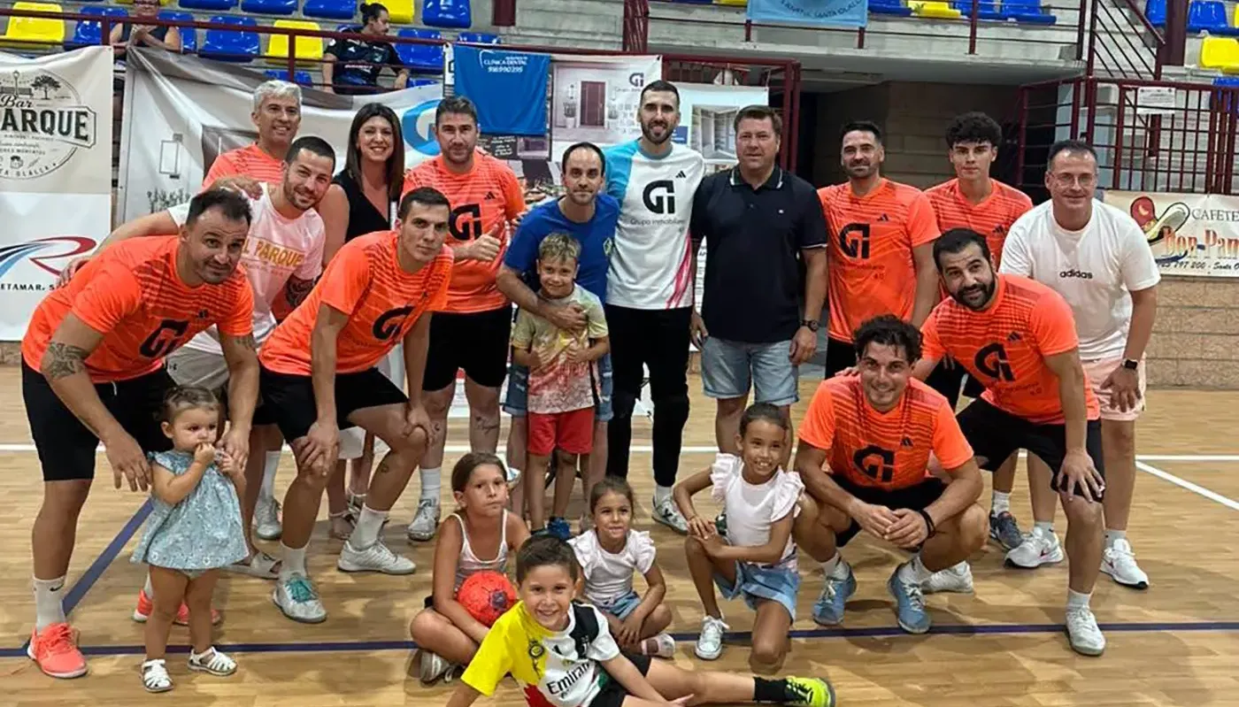 Entrega de trofeos del Maratón de Fútbol Sala 2026 de Santa Olalla con la presencia del alcalde y la concejala de Deportes.