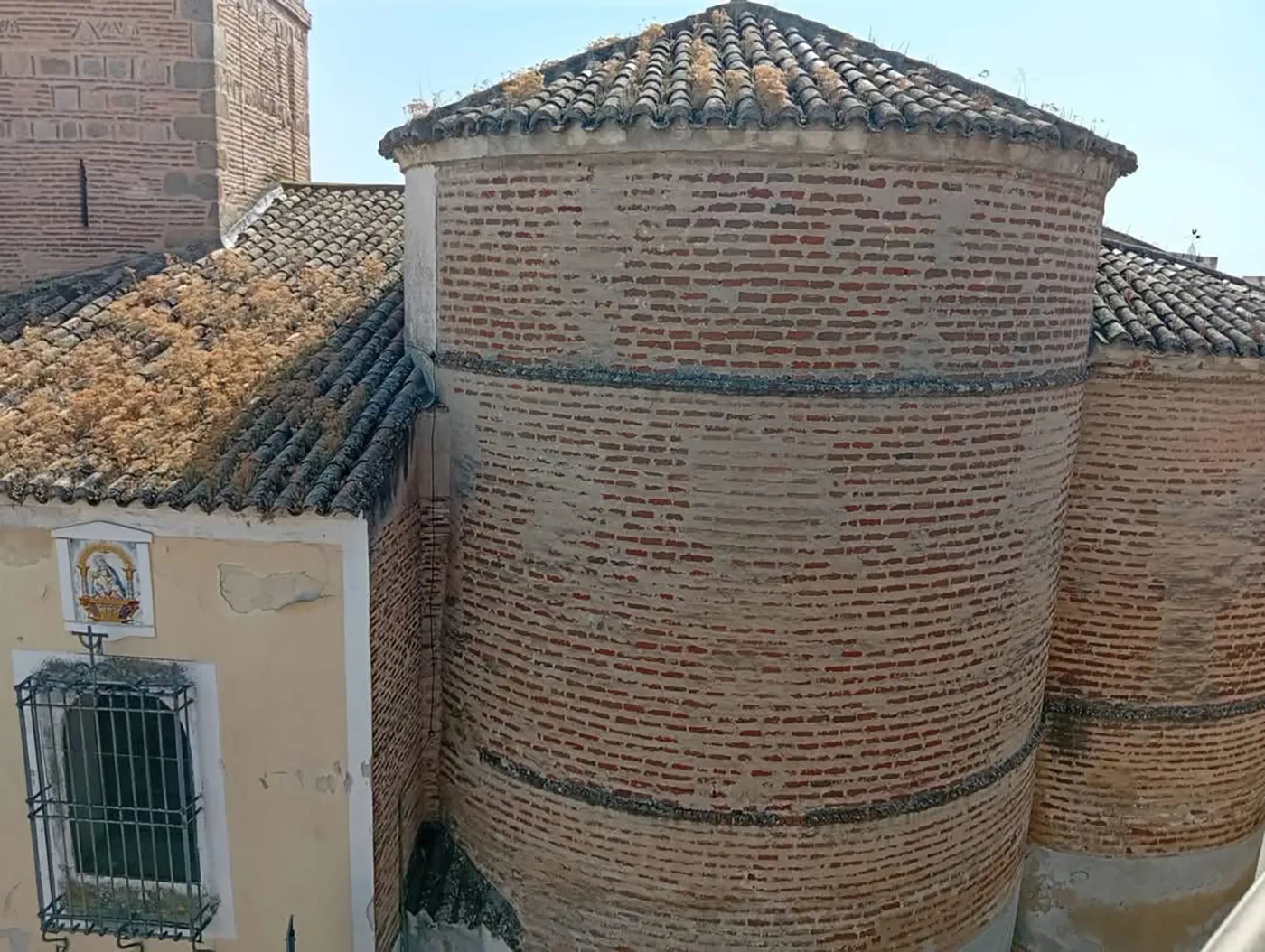 Reunión de trabajo entre representantes del Ayuntamiento de Santa Olalla, el Arzobispado de Toledo y la parroquia para coordinar las actuaciones en la iglesia de San Pedro Apóstol.