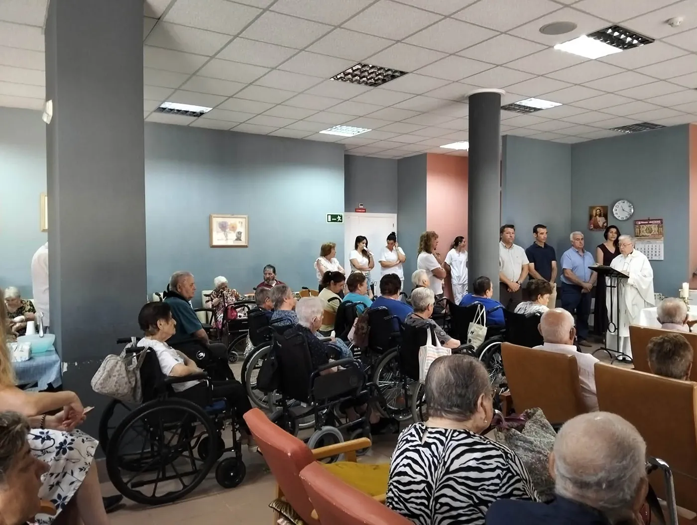 Celebración del Día de los Abuelos en la Residencia Municipal Santa Eulalia de Santa Olalla con la presencia del alcalde y representantes municipales.