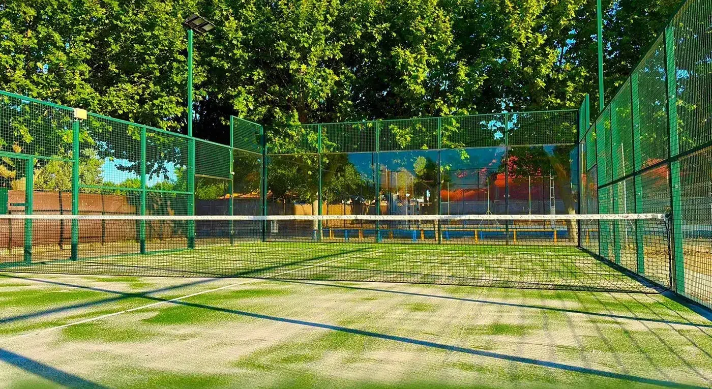 La pista de pádel de Santa Olalla ya cuenta con nuevo césped y red renovada.