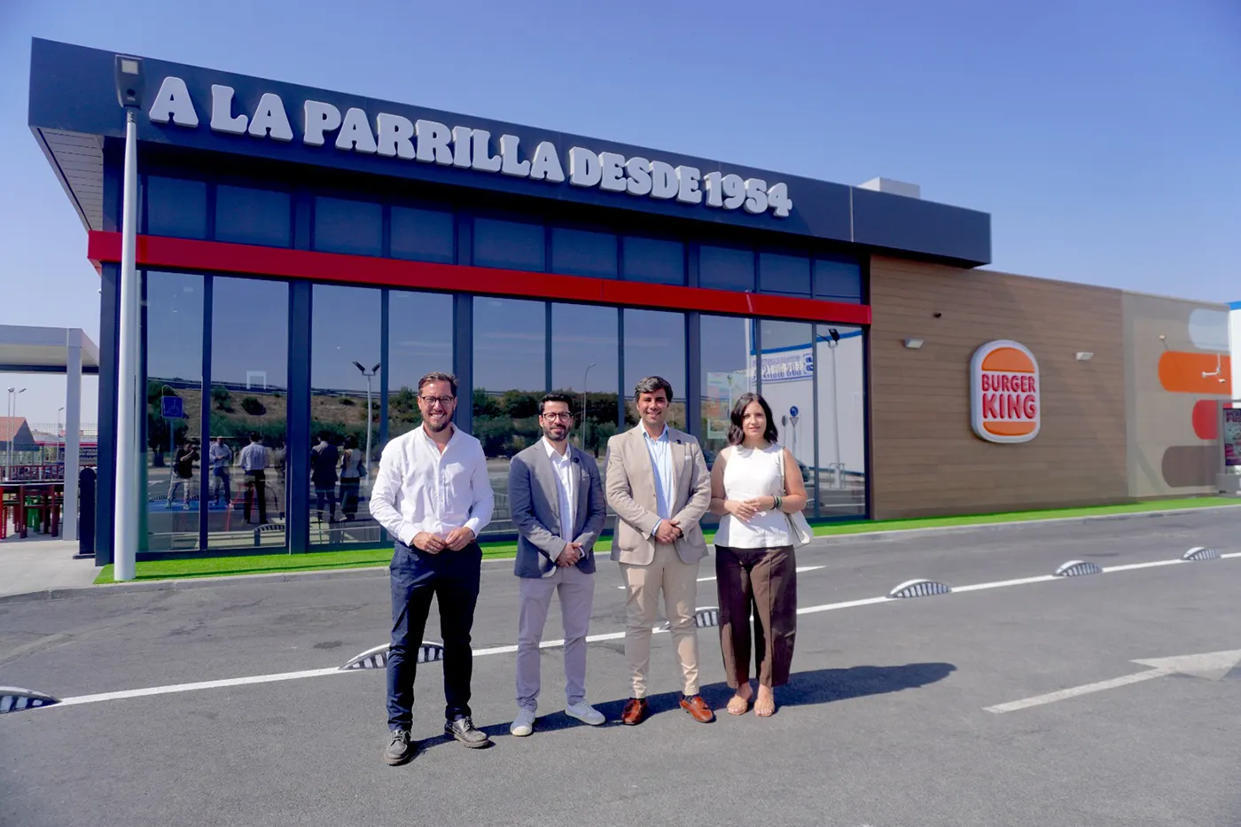 Visita al Burger King de Torrijos junto a representantes de la compañía y del Ayuntamiento en el parque comercial Los Belis.