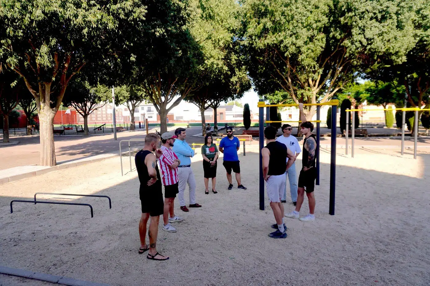 El alcalde de Torrijos y miembros del equipo de Gobierno visitan la nueva zona de calistenia y street workout del parque de Las Monjas.