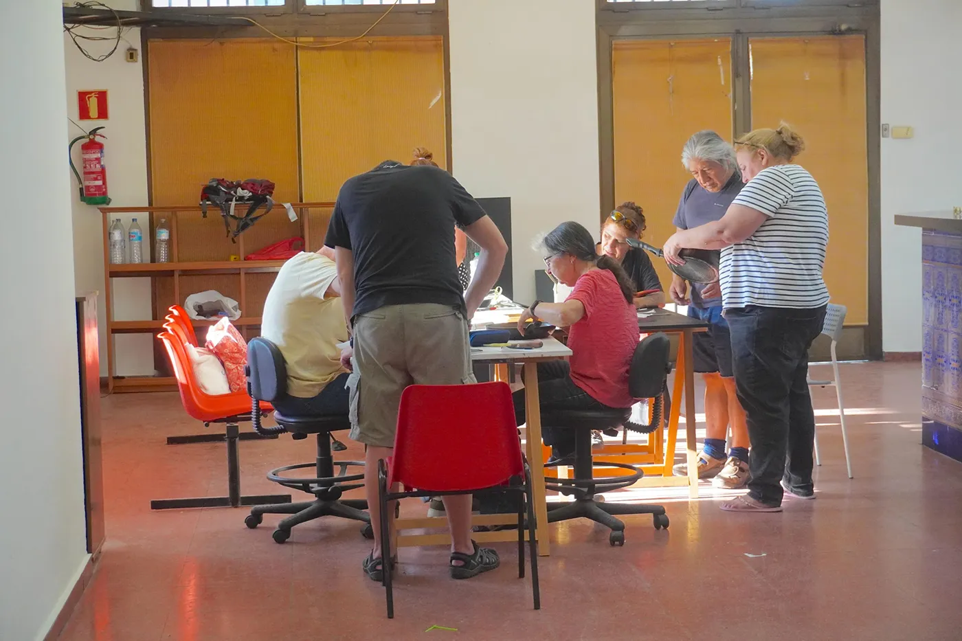 Participantes del taller SartenArte en Torrijos Distrito del Arte trabajando sobre sartenes recicladas.