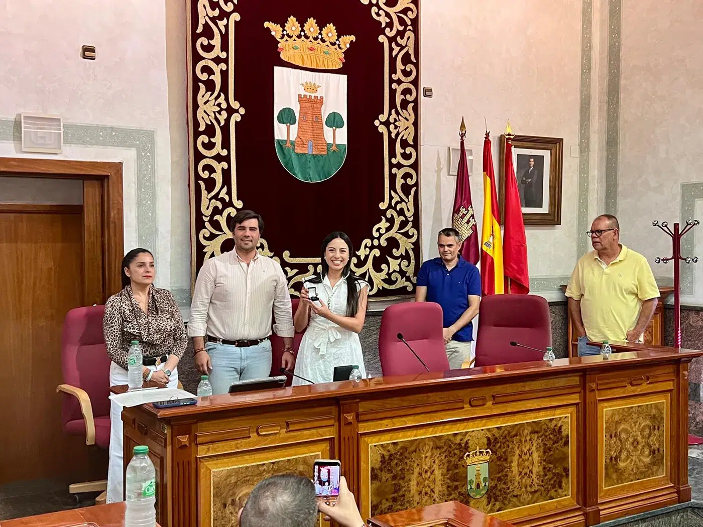 Sabrin Yermak Moumen durante su toma de posesión como nueva concejal del Ayuntamiento de Torrijos.