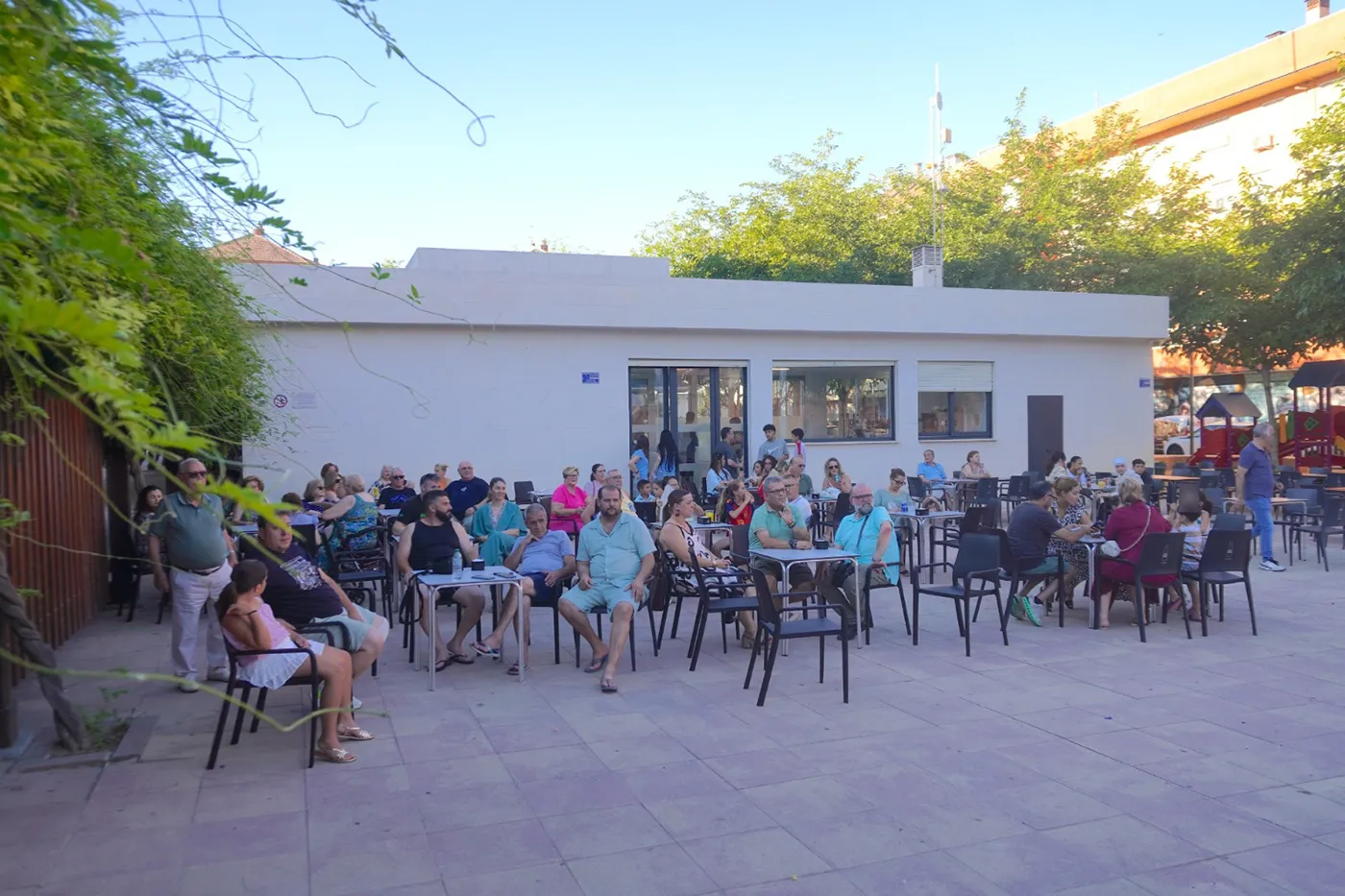 Torrijos inaugura el Refugio Rural del Camino y el quiosco-bar de la plaza de Los Descubrimientos