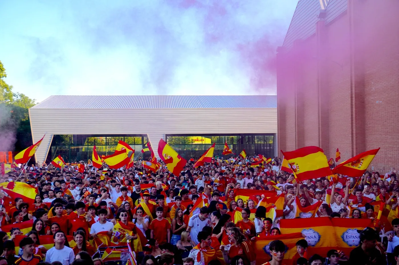Aficionados celebrando España campeona del mundo en Torrijos durante la Fan Zone del Recinto Pabellón Municipal.