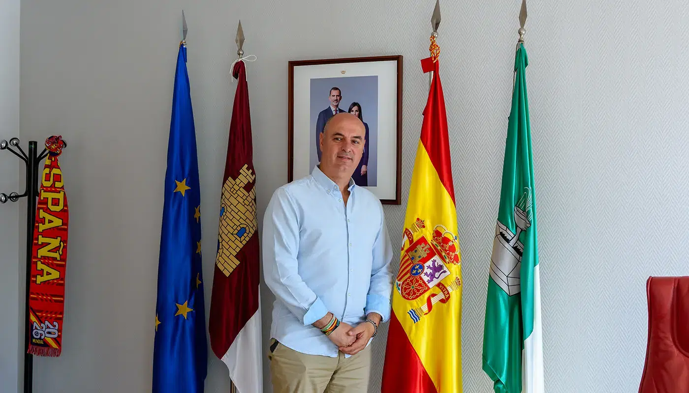 José Jaime Alonso, alcalde de Fuensalida, durante la entrevista en el salón de plenos del Ayuntamiento.