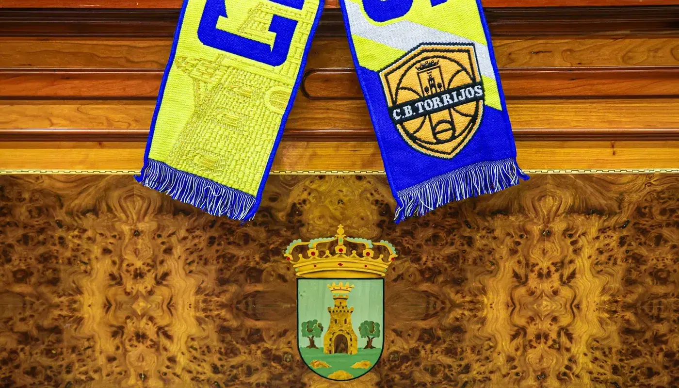 Presentación de la nueva bufanda del CB Torrijos en el Ayuntamiento de Torrijos (1)