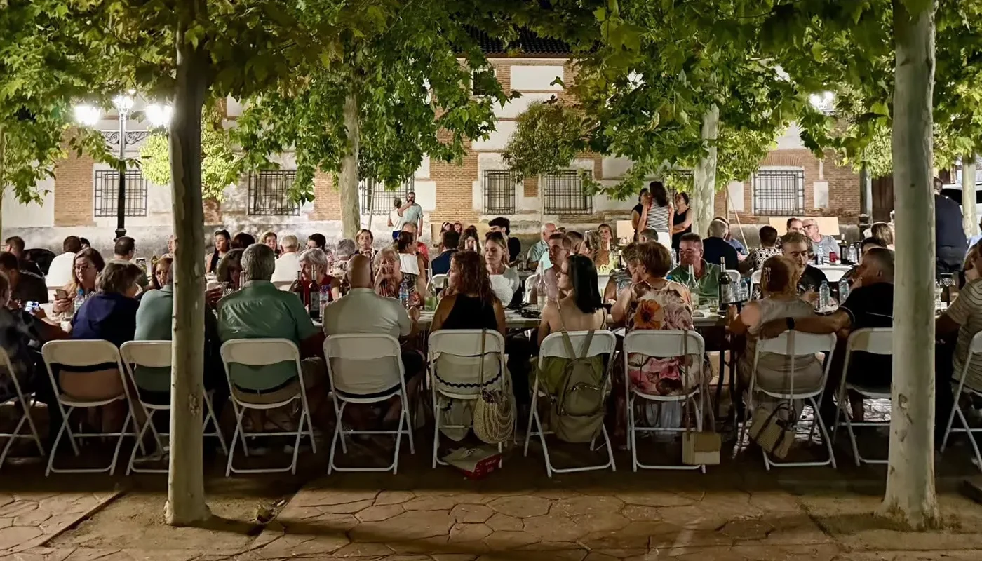 Participantes en la I Cata de Quesos celebrada en la Plaza de la Iglesia de Albarreal de Tajo.