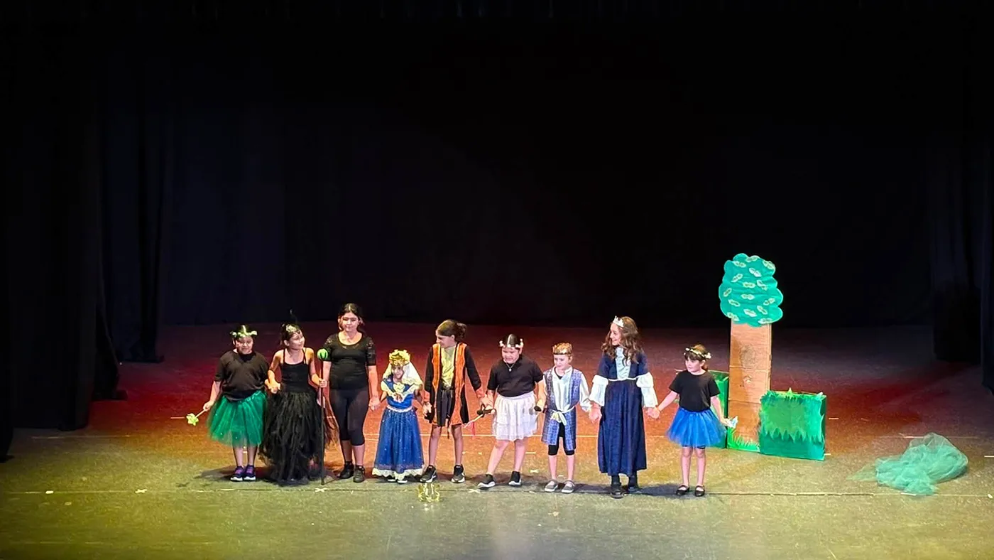 Participantes durante una actuación del Festival de la Biblioteca celebrado en la Casa de la Cultura de Camarena.