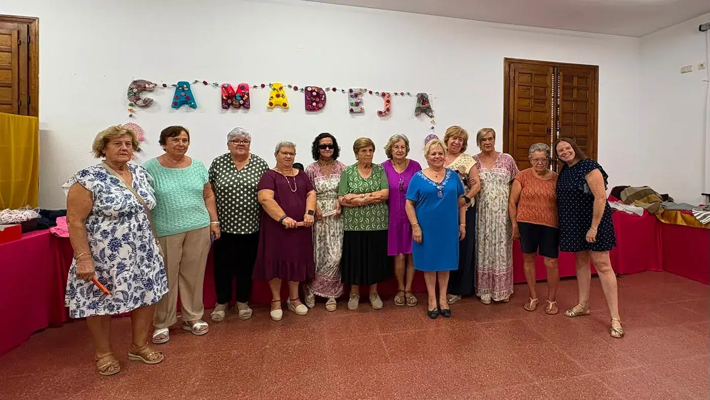 Exposición del Club de Tejido Camadeja y participantes en el Concurso de Pintura Infantil de Camarena.