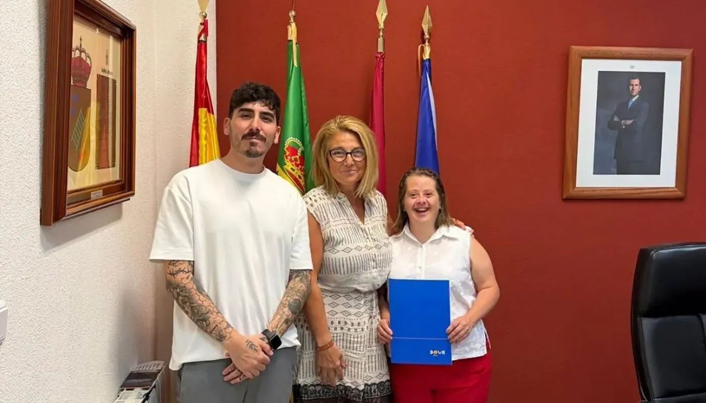 Reunión en el Ayuntamiento de Escalonilla con representantes de la Asociación Síndrome de Down de Toledo para presentar el proyecto Territorios Inclusivos.