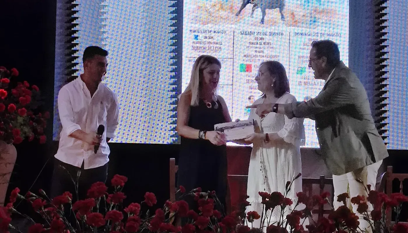 Durante la gala se presentó el cartel taurino de las fiestas de Santa Cruz del Retamar y se entregaron diferentes reconocimientos, entre ellos los correspondientes al mejor torero y al mejor toro de la pasada temporada.  Uno de los momentos más especiales llegó con la entrega de un Reconocimiento Taurino a Portillo de Toledo por su trayectoria y por conservar una de las tradiciones más arraigadas del municipio: sus históricos encierros.  La distinción adquiere especial relevancia este año, cuando los encierros de Portillo de Toledo alcanzan sus 297 años, una tradición transmitida de generación en generación y estrechamente vinculada a la historia y las fiestas de la localidad.  Desde el Ayuntamiento de Portillo de Toledo han agradecido al Ayuntamiento de Santa Cruz del Retamar y a la Peña Taurina Churriega la concesión de este reconocimiento y la puesta en valor de una celebración que consideran parte fundamental de la identidad y las raíces del municipio.  El reconocimiento recibido en Santa Cruz del Retamar supone así un nuevo respaldo a la conservación de una tradición que se aproxima ya a los tres siglos de historia y que continúa formando parte del patrimonio cultural y festivo de Portillo de Toledo.