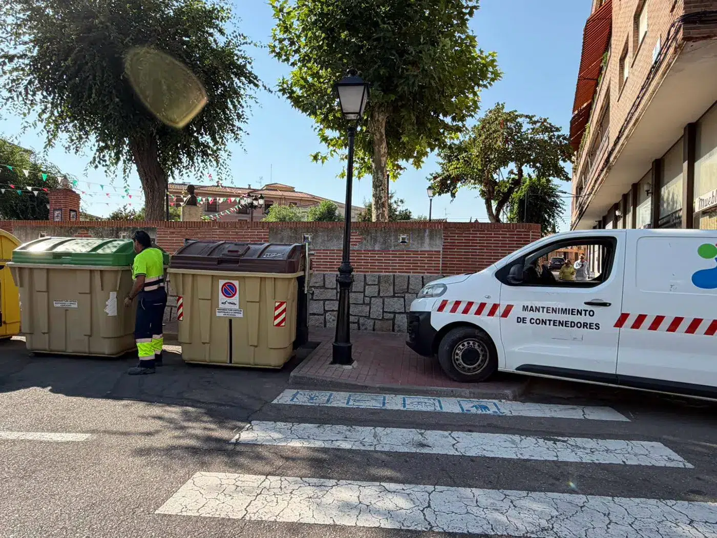 Operarios revisando contenedores durante la puesta a punto de los contenedores de Santa Olalla.